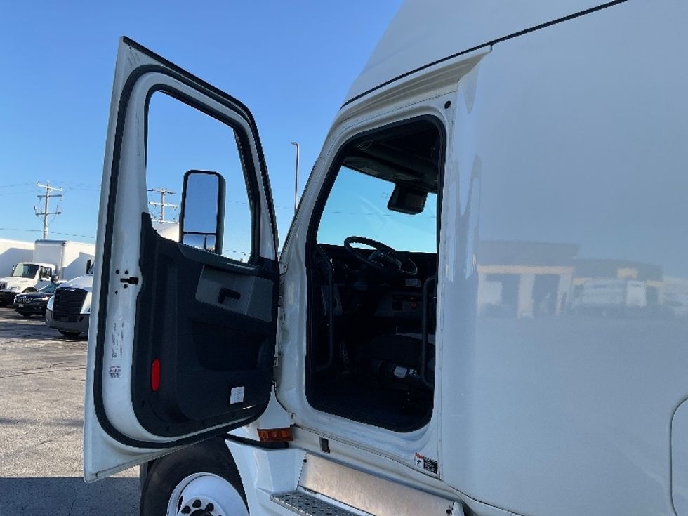 Sleeper Tractor-Heavy Duty Tractors-Freightliner-2022-T12664ST-Milwaukee-WI-567,040\n\t\tmiles-$ 62,250 - Image 9