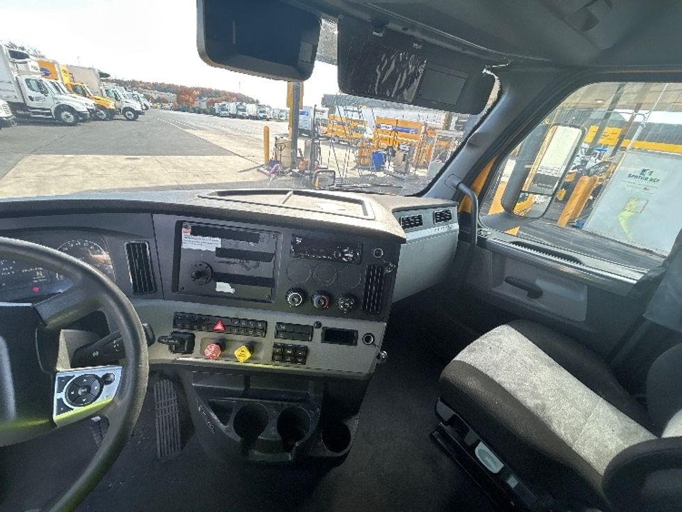 Sleeper Tractor-Heavy Duty Tractors-Freightliner-2022-T12664ST-Milwaukee-WI-615,140\n\t\tmiles-$ 49,750 - Image 12