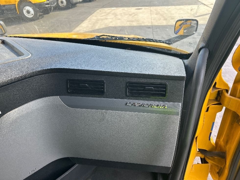 Sleeper Tractor-Heavy Duty Tractors-Freightliner-2022-T12664ST-Milwaukee-WI-615,140\n\t\tmiles-$ 49,750 - Image 13