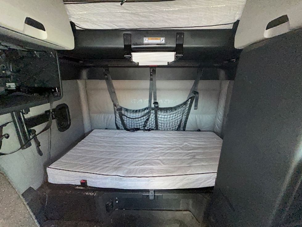 Sleeper Tractor-Heavy Duty Tractors-Freightliner-2022-T12664ST-Milwaukee-WI-615,140\n\t\tmiles-$ 49,750 - Image 15