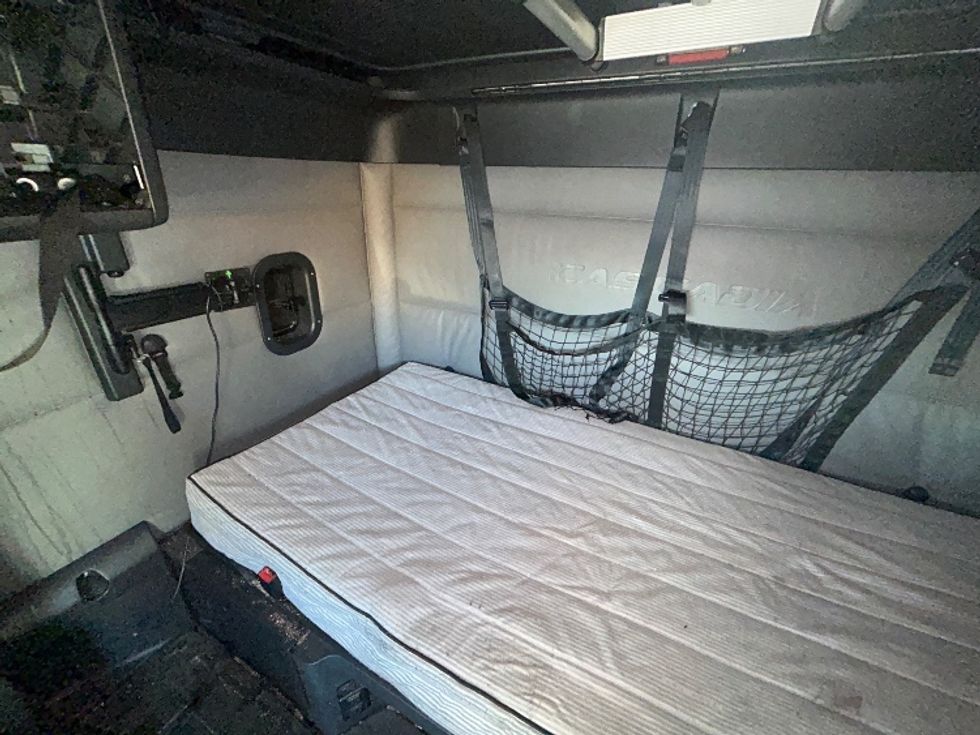 Sleeper Tractor-Heavy Duty Tractors-Freightliner-2022-T12664ST-Milwaukee-WI-615,140\n\t\tmiles-$ 49,750 - Image 16