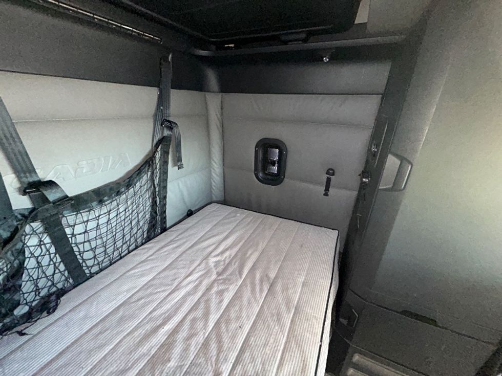 Sleeper Tractor-Heavy Duty Tractors-Freightliner-2022-T12664ST-Milwaukee-WI-615,140\n\t\tmiles-$ 49,750 - Image 17