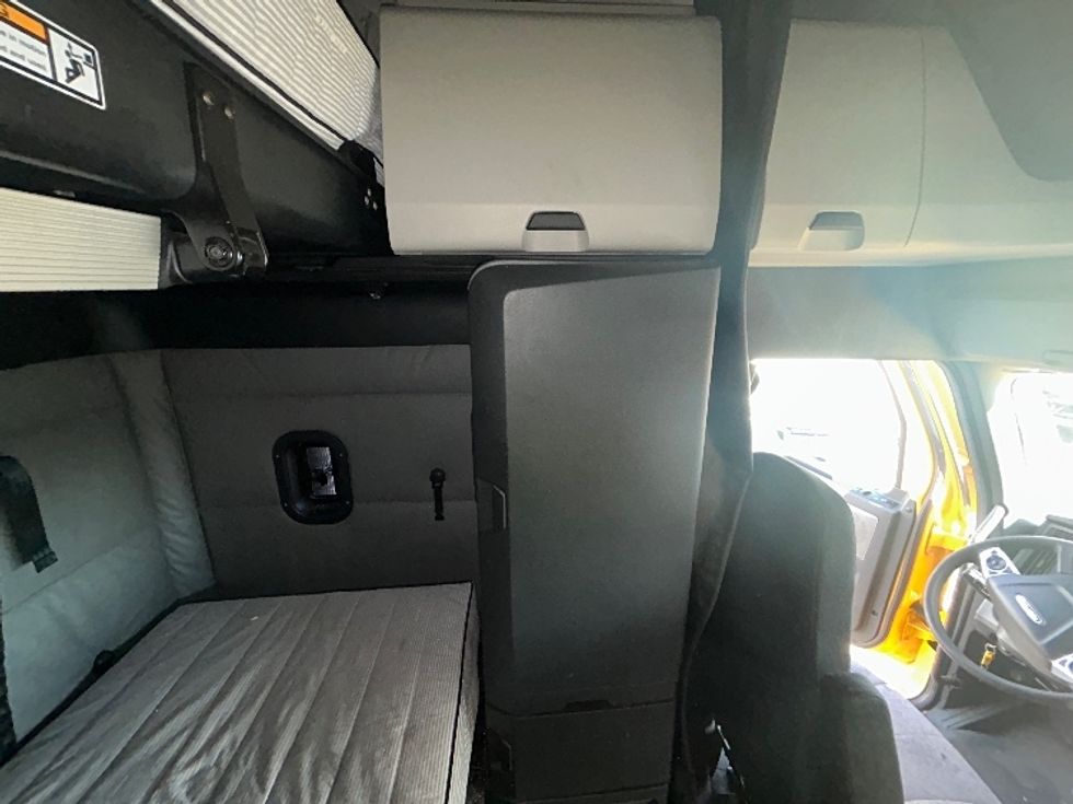 Sleeper Tractor-Heavy Duty Tractors-Freightliner-2022-T12664ST-Milwaukee-WI-615,140\n\t\tmiles-$ 49,750 - Image 18