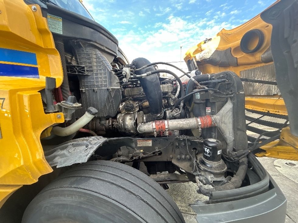 Sleeper Tractor-Heavy Duty Tractors-Freightliner-2022-T12664ST-Milwaukee-WI-615,140\n\t\tmiles-$ 49,750 - Image 19