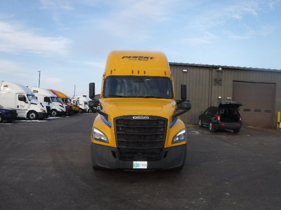 Sleeper Tractor-Heavy Duty Tractors-Freightliner-2022-T12664ST-Milwaukee-WI-615,140\n\t\tmiles-$ 49,750 - Image 2