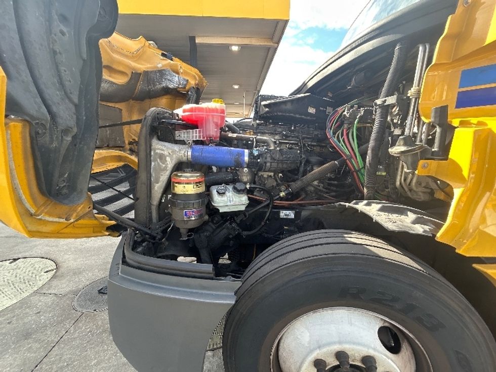 Sleeper Tractor-Heavy Duty Tractors-Freightliner-2022-T12664ST-Milwaukee-WI-615,140\n\t\tmiles-$ 49,750 - Image 20