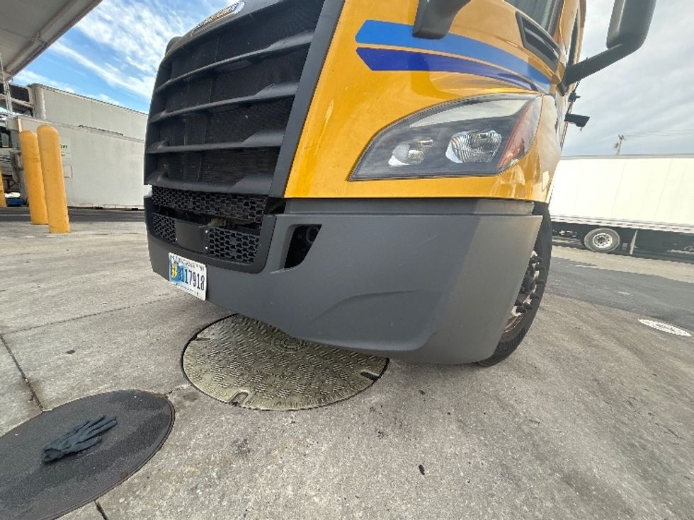 Sleeper Tractor-Heavy Duty Tractors-Freightliner-2022-T12664ST-Milwaukee-WI-615,140\n\t\tmiles-$ 49,750 - Image 24