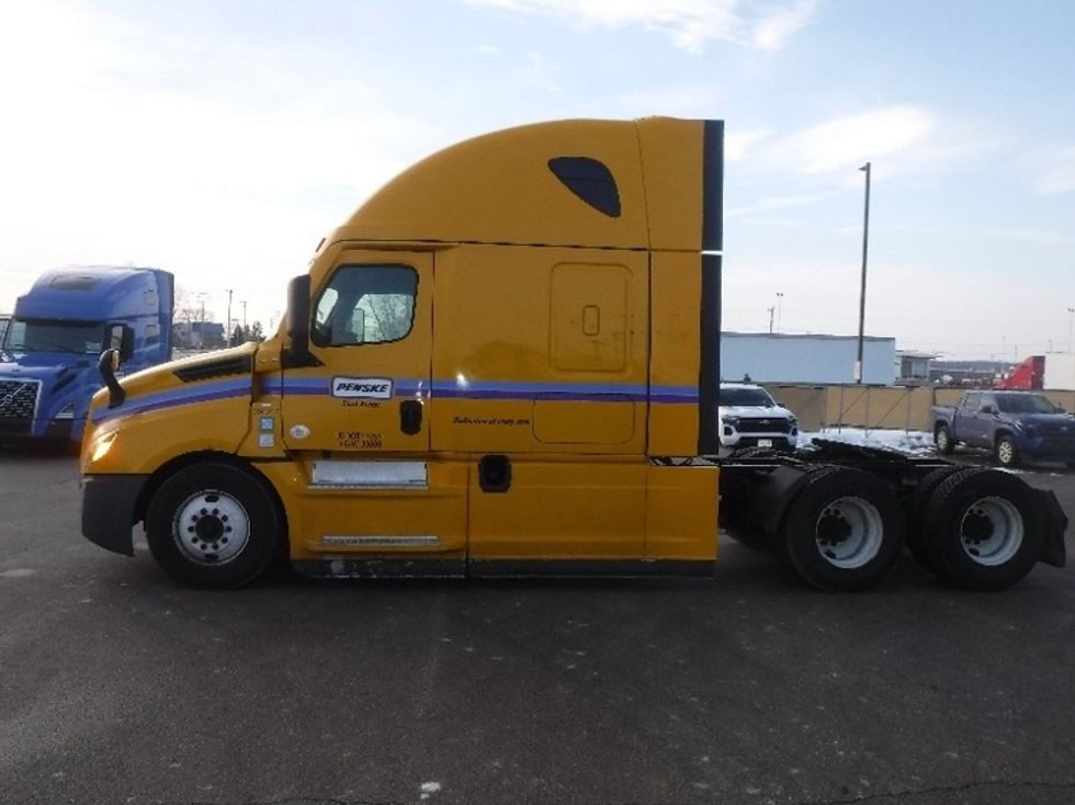 Sleeper Tractor-Heavy Duty Tractors-Freightliner-2022-T12664ST-Milwaukee-WI-615,140\n\t\tmiles-$ 49,750 - Image 4