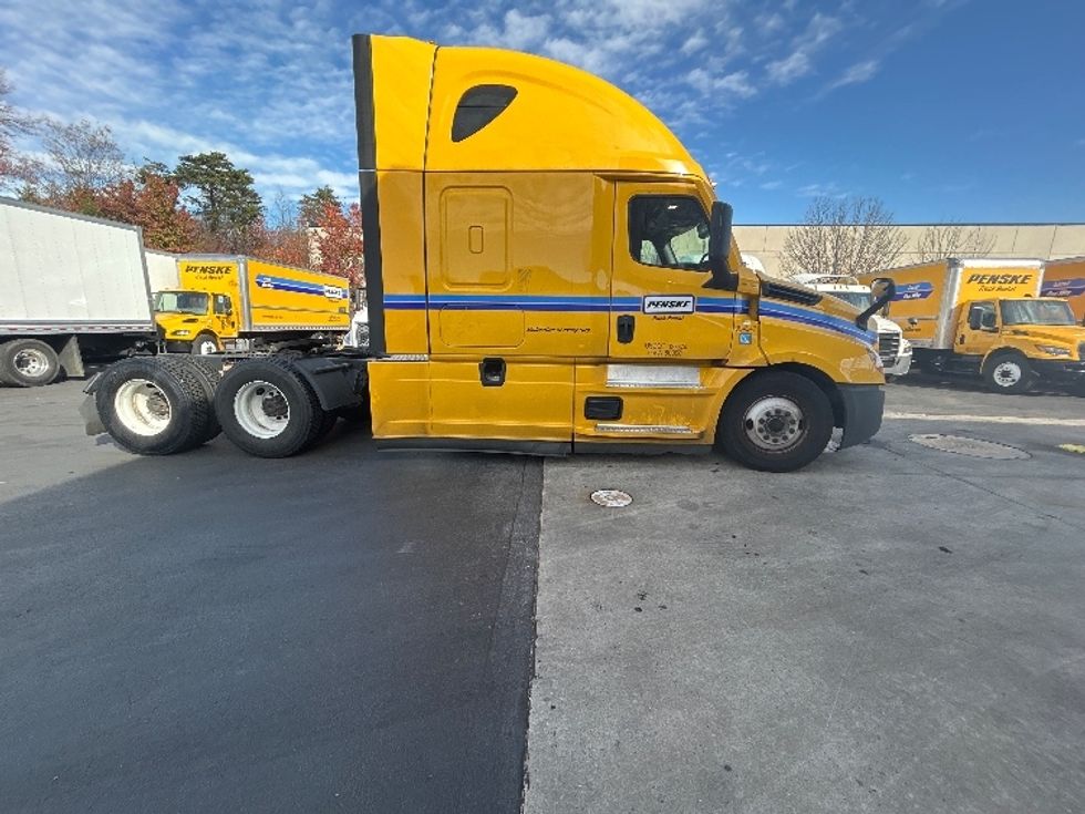 Sleeper Tractor-Heavy Duty Tractors-Freightliner-2022-T12664ST-Milwaukee-WI-615,140\n\t\tmiles-$ 49,750 - Image 8