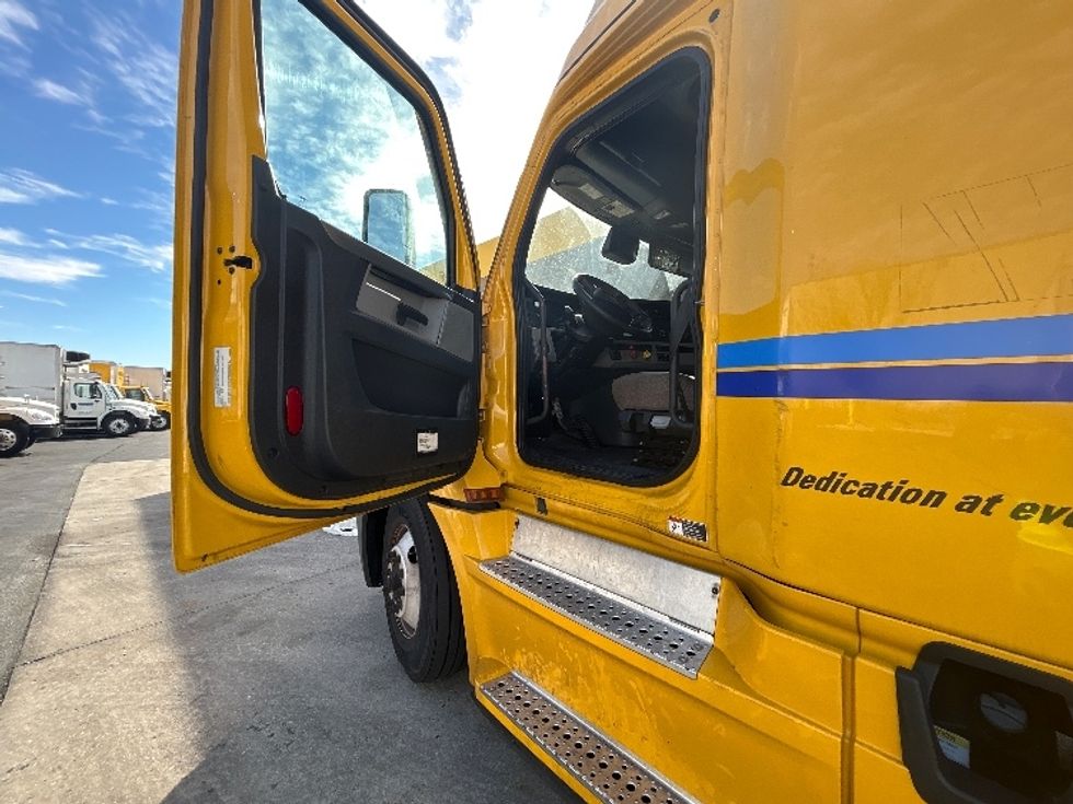 Sleeper Tractor-Heavy Duty Tractors-Freightliner-2022-T12664ST-Milwaukee-WI-615,140\n\t\tmiles-$ 49,750 - Image 9