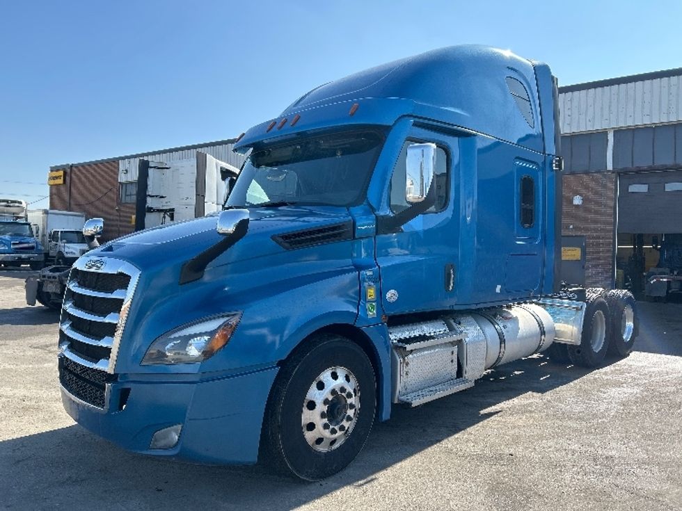 Sleeper Tractor-Heavy Duty Tractors-Freightliner-2022-T12664ST-Mississauga-ON-1,106,043\n\t\tkm-$ 59,000 - Image 1
