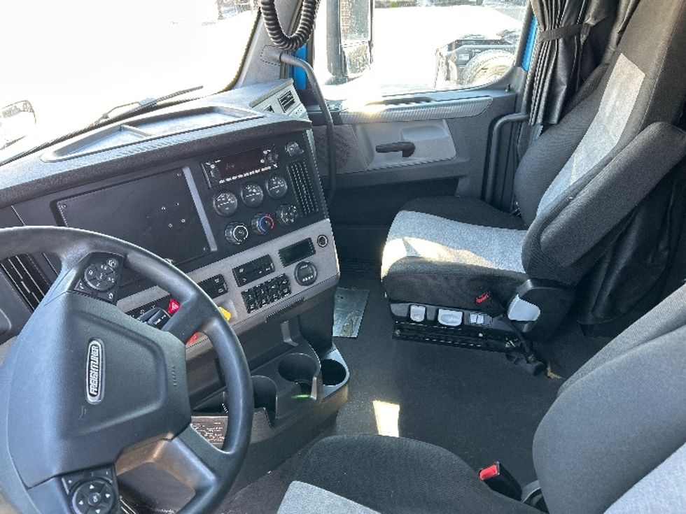 Sleeper Tractor-Heavy Duty Tractors-Freightliner-2022-T12664ST-Mississauga-ON-1,106,043\n\t\tkm-$ 59,000 - Image 10