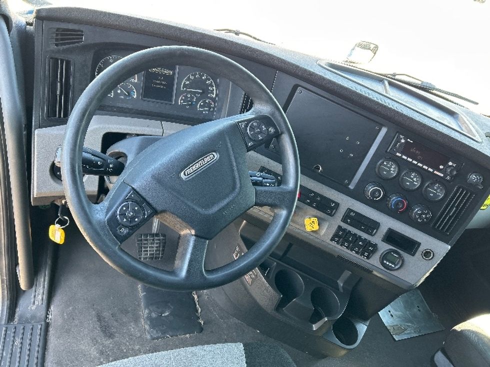 Sleeper Tractor-Heavy Duty Tractors-Freightliner-2022-T12664ST-Mississauga-ON-1,106,043\n\t\tkm-$ 59,000 - Image 11