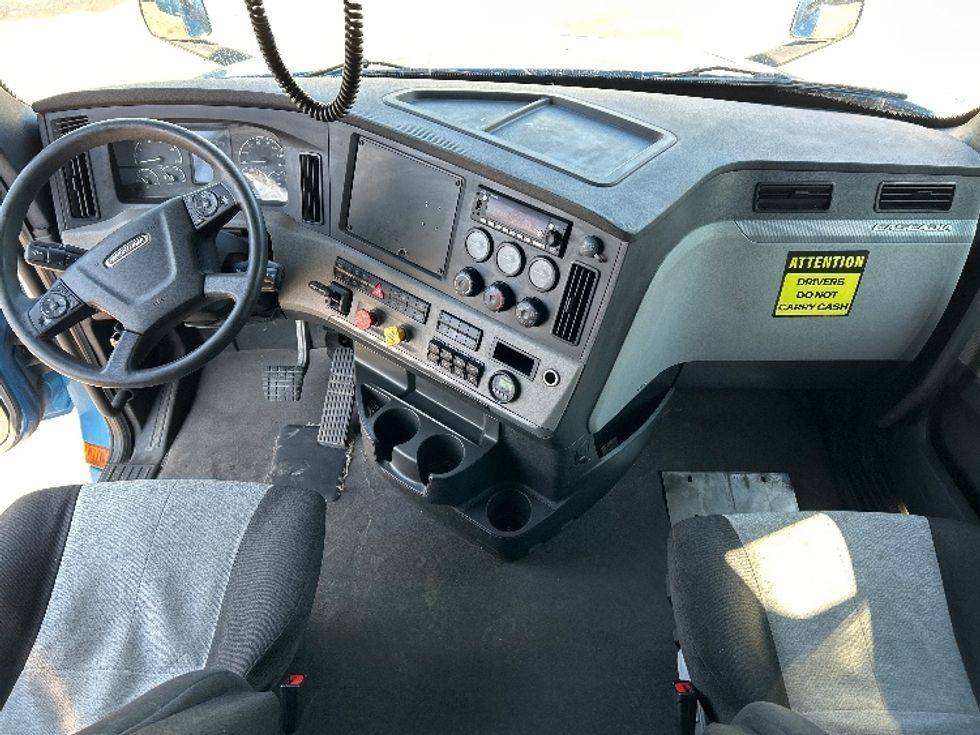 Sleeper Tractor-Heavy Duty Tractors-Freightliner-2022-T12664ST-Mississauga-ON-1,106,043\n\t\tkm-$ 59,000 - Image 12