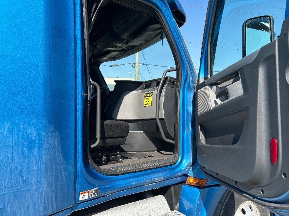 Sleeper Tractor-Heavy Duty Tractors-Freightliner-2022-T12664ST-Mississauga-ON-1,106,043\n\t\tkm-$ 59,000 - Image 13