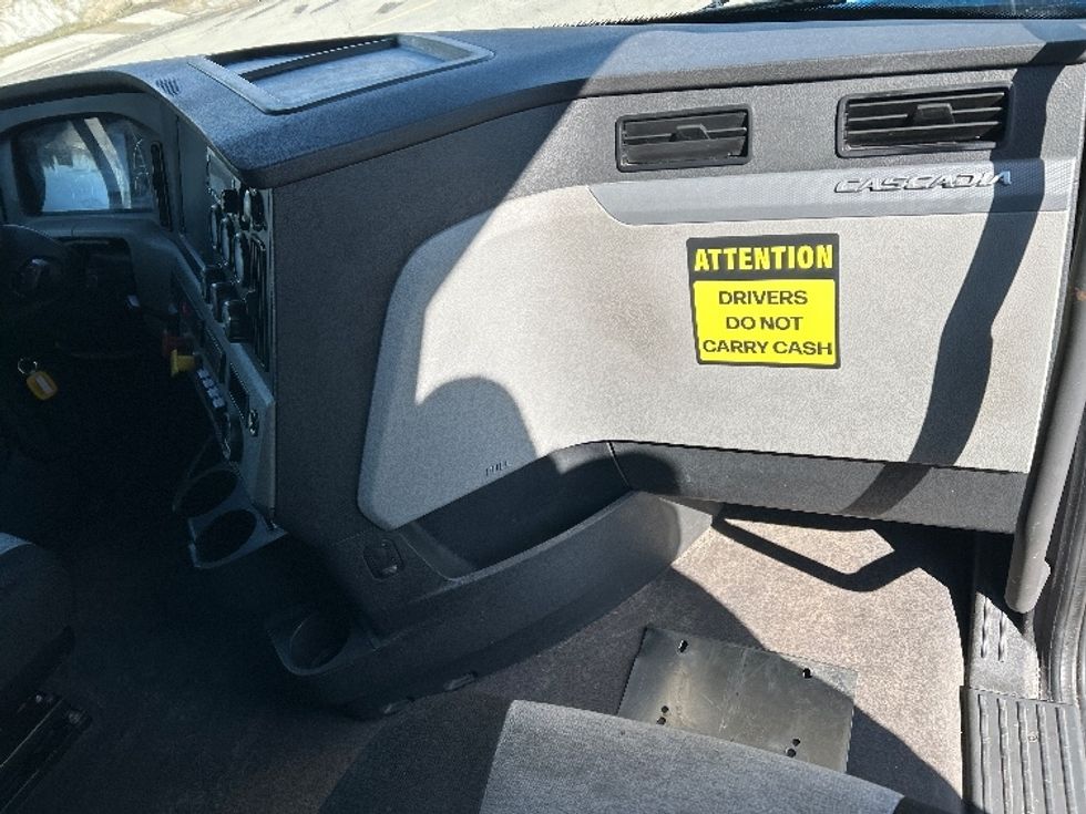 Sleeper Tractor-Heavy Duty Tractors-Freightliner-2022-T12664ST-Mississauga-ON-1,106,043\n\t\tkm-$ 59,000 - Image 14