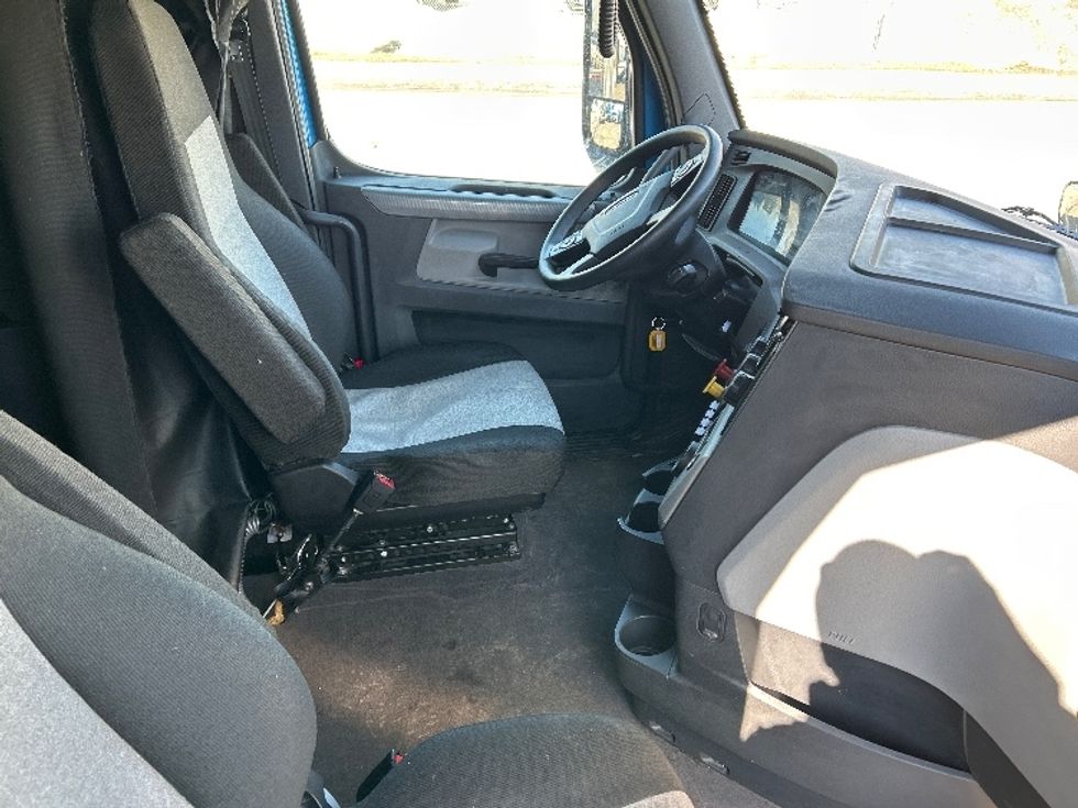 Sleeper Tractor-Heavy Duty Tractors-Freightliner-2022-T12664ST-Mississauga-ON-1,106,043\n\t\tkm-$ 59,000 - Image 15