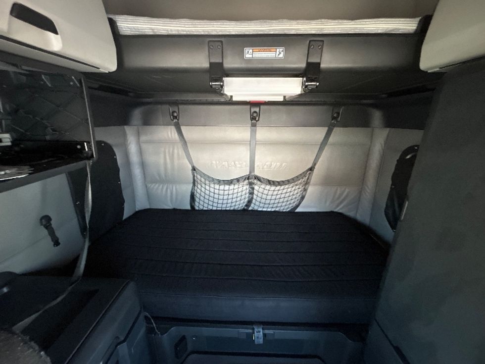 Sleeper Tractor-Heavy Duty Tractors-Freightliner-2022-T12664ST-Mississauga-ON-1,106,043\n\t\tkm-$ 59,000 - Image 16