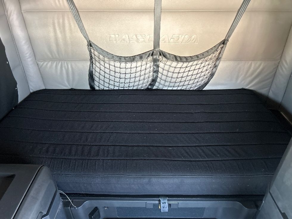 Sleeper Tractor-Heavy Duty Tractors-Freightliner-2022-T12664ST-Mississauga-ON-1,106,043\n\t\tkm-$ 59,000 - Image 17