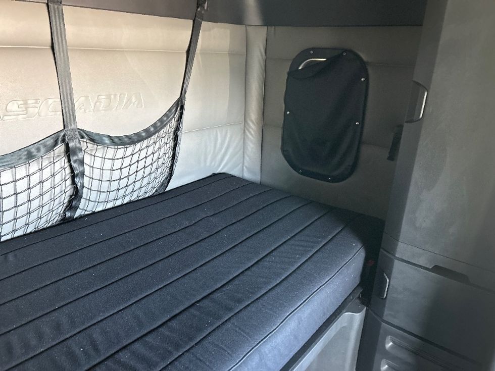 Sleeper Tractor-Heavy Duty Tractors-Freightliner-2022-T12664ST-Mississauga-ON-1,106,043\n\t\tkm-$ 59,000 - Image 18