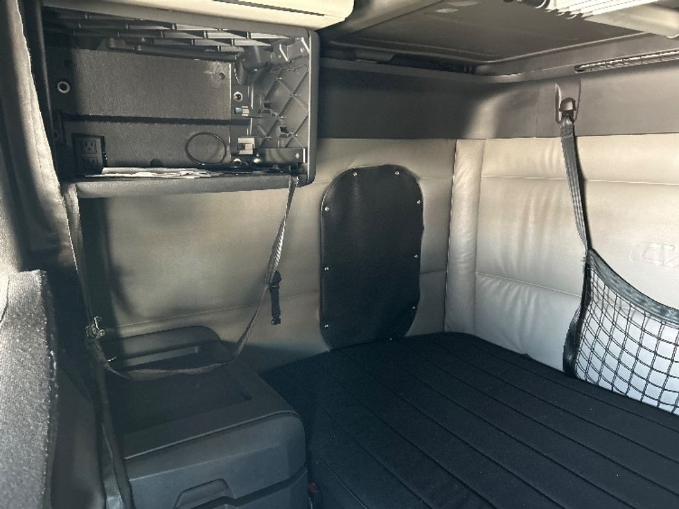 Sleeper Tractor-Heavy Duty Tractors-Freightliner-2022-T12664ST-Mississauga-ON-1,106,043\n\t\tkm-$ 59,000 - Image 19