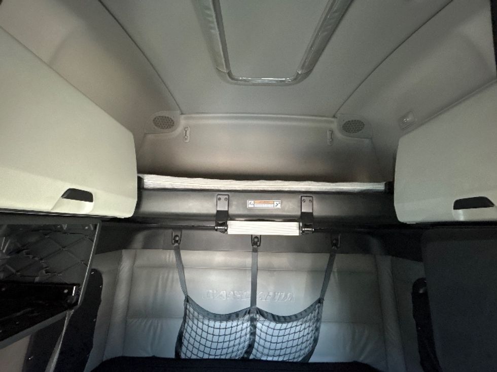 Sleeper Tractor-Heavy Duty Tractors-Freightliner-2022-T12664ST-Mississauga-ON-1,106,043\n\t\tkm-$ 59,000 - Image 22