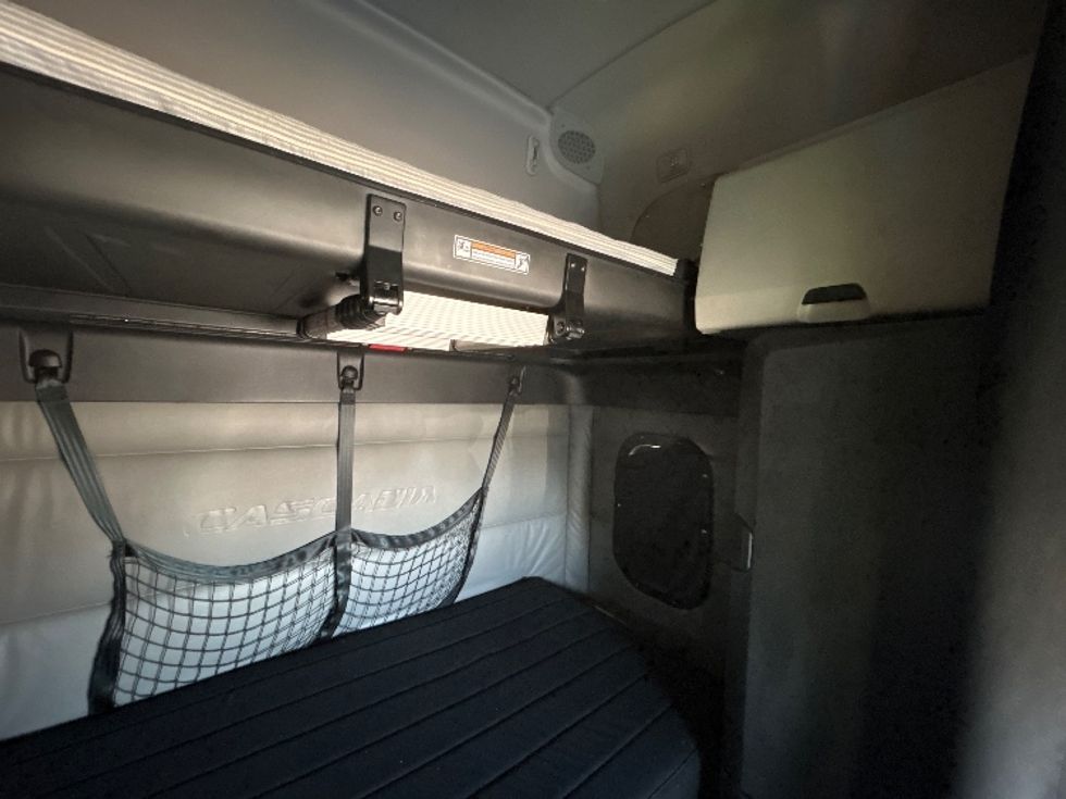 Sleeper Tractor-Heavy Duty Tractors-Freightliner-2022-T12664ST-Mississauga-ON-1,106,043\n\t\tkm-$ 59,000 - Image 23