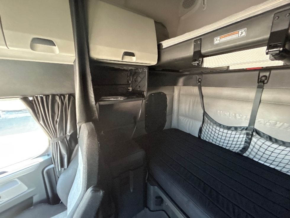 Sleeper Tractor-Heavy Duty Tractors-Freightliner-2022-T12664ST-Mississauga-ON-1,106,043\n\t\tkm-$ 59,000 - Image 24