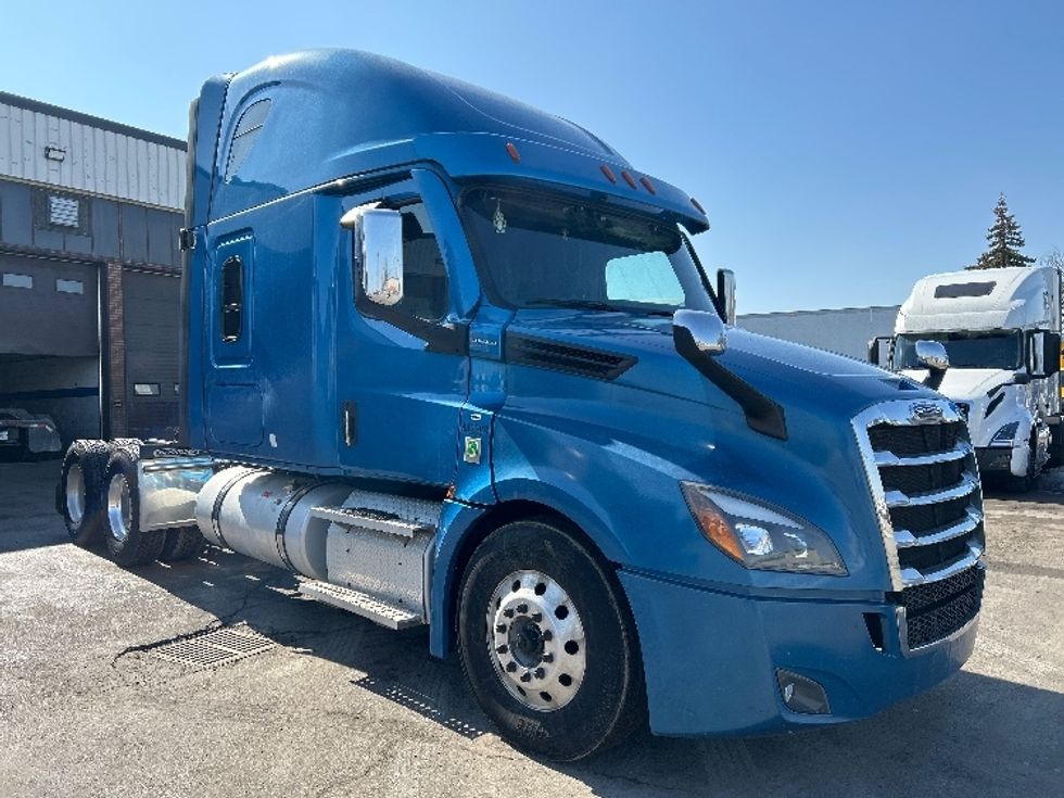 Sleeper Tractor-Heavy Duty Tractors-Freightliner-2022-T12664ST-Mississauga-ON-1,106,043\n\t\tkm-$ 59,000 - Image 3