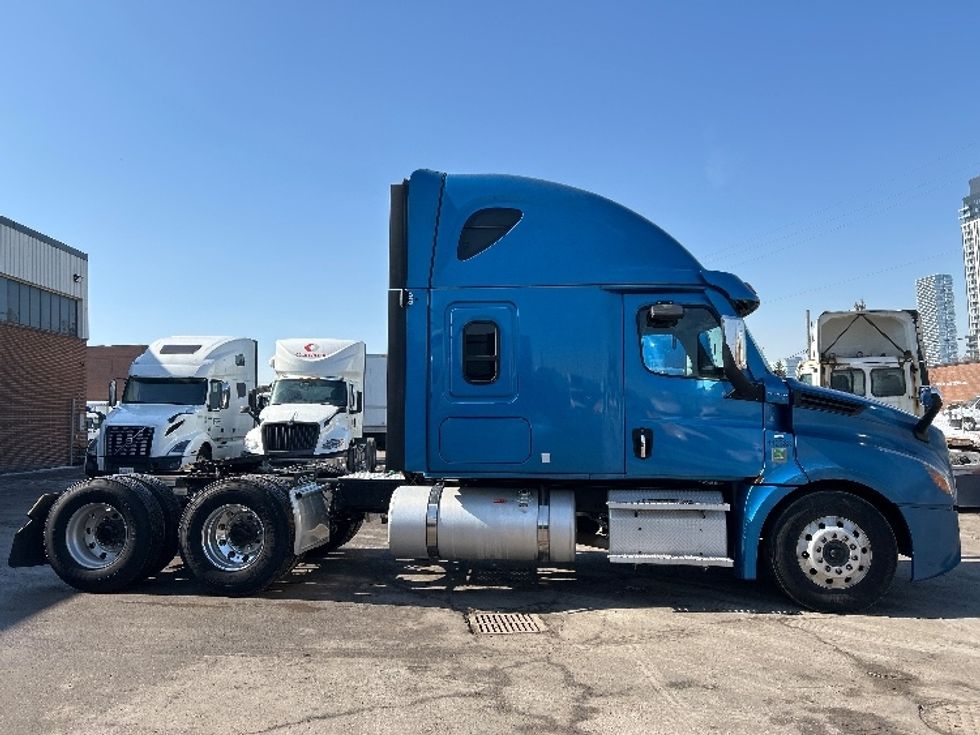 Sleeper Tractor-Heavy Duty Tractors-Freightliner-2022-T12664ST-Mississauga-ON-1,106,043\n\t\tkm-$ 59,000 - Image 4