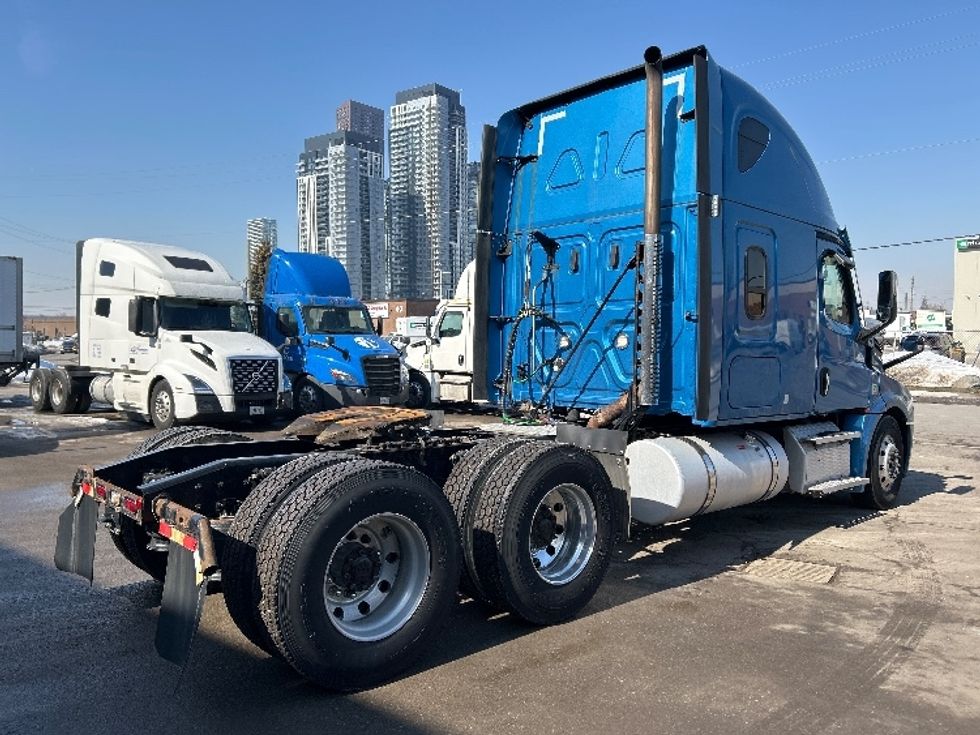 Sleeper Tractor-Heavy Duty Tractors-Freightliner-2022-T12664ST-Mississauga-ON-1,106,043\n\t\tkm-$ 59,000 - Image 5