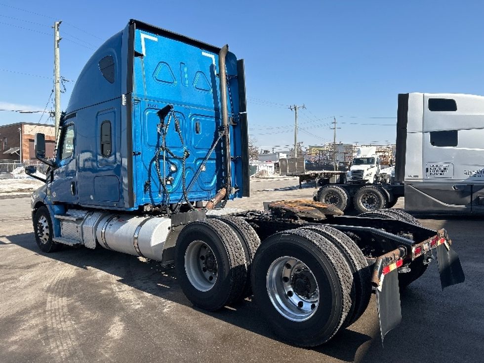 Sleeper Tractor-Heavy Duty Tractors-Freightliner-2022-T12664ST-Mississauga-ON-1,106,043\n\t\tkm-$ 59,000 - Image 7