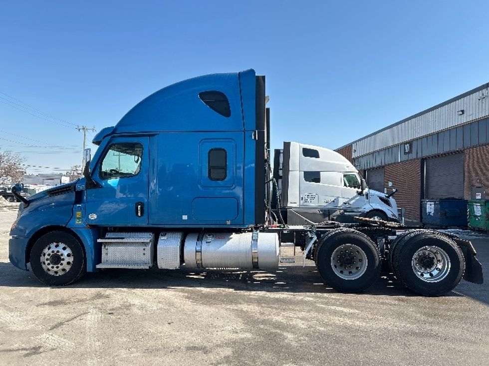 Sleeper Tractor-Heavy Duty Tractors-Freightliner-2022-T12664ST-Mississauga-ON-1,106,043\n\t\tkm-$ 59,000 - Image 8