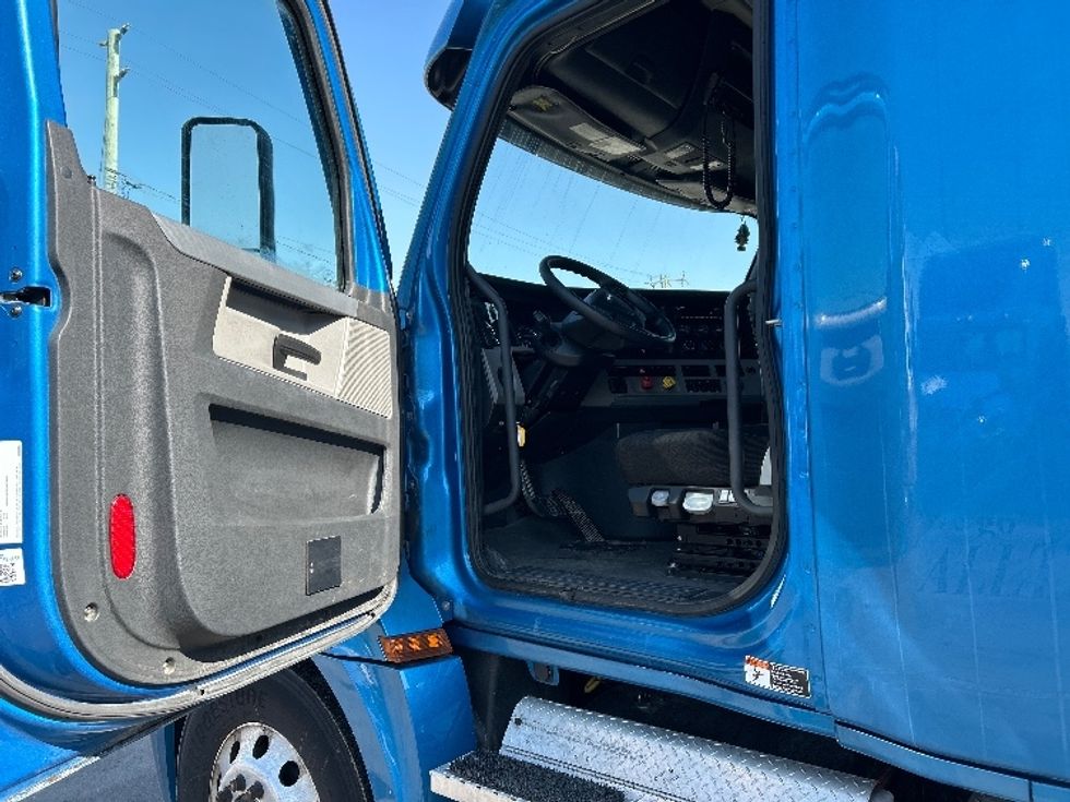 Sleeper Tractor-Heavy Duty Tractors-Freightliner-2022-T12664ST-Mississauga-ON-1,106,043\n\t\tkm-$ 59,000 - Image 9