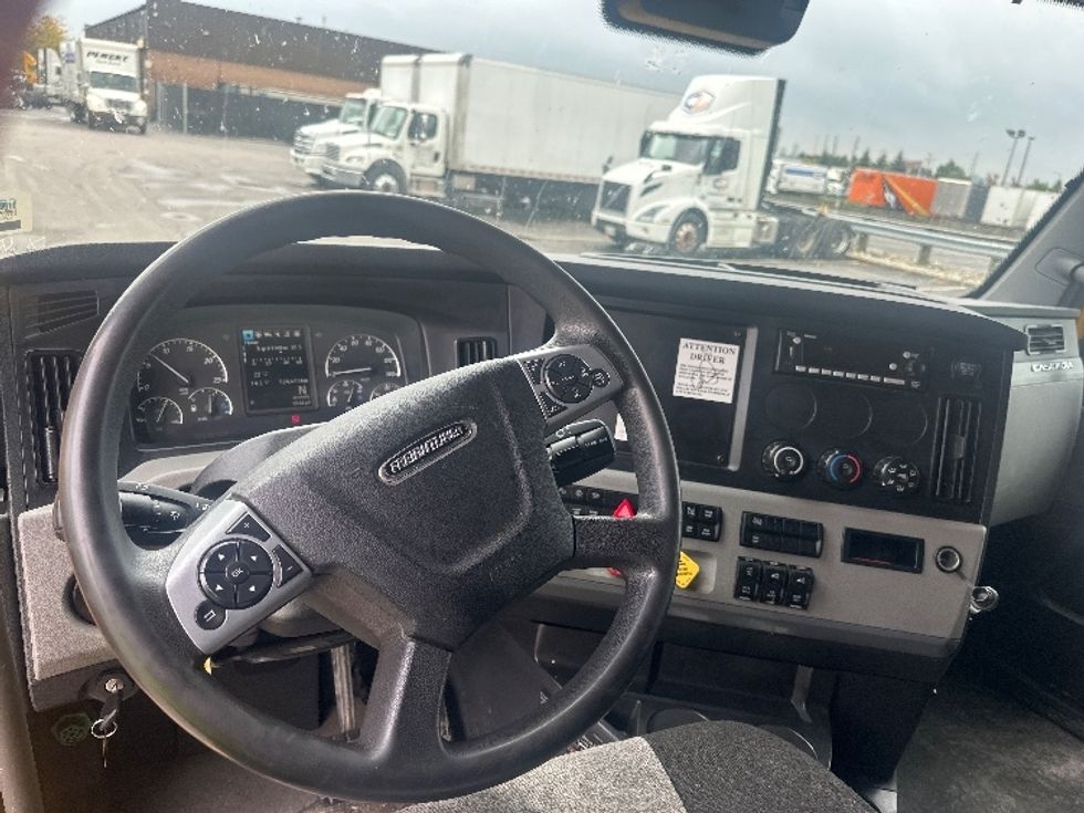 Sleeper Tractor-Heavy Duty Tractors-Freightliner-2022-T12664ST-Mississauga-ON-524,623\n\t\tkm-$ 107,250 - Image 11
