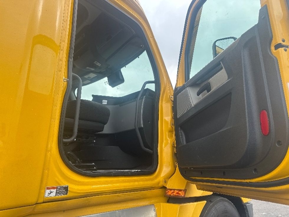 Sleeper Tractor-Heavy Duty Tractors-Freightliner-2022-T12664ST-Mississauga-ON-524,623\n\t\tkm-$ 107,250 - Image 13