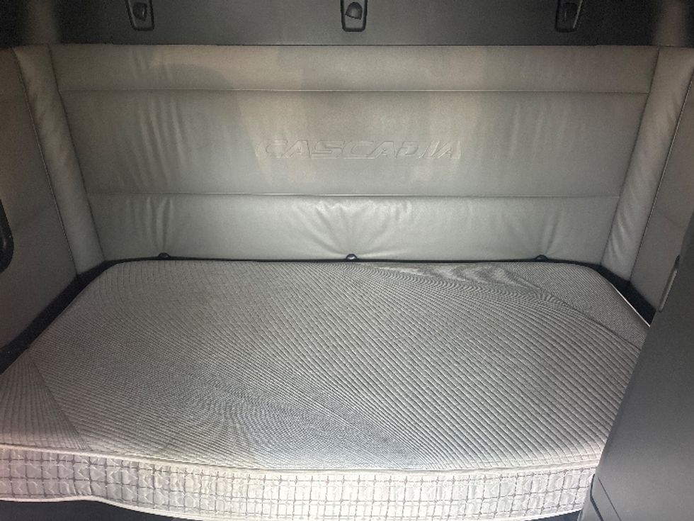 Sleeper Tractor-Heavy Duty Tractors-Freightliner-2022-T12664ST-Mississauga-ON-524,623\n\t\tkm-$ 107,250 - Image 16