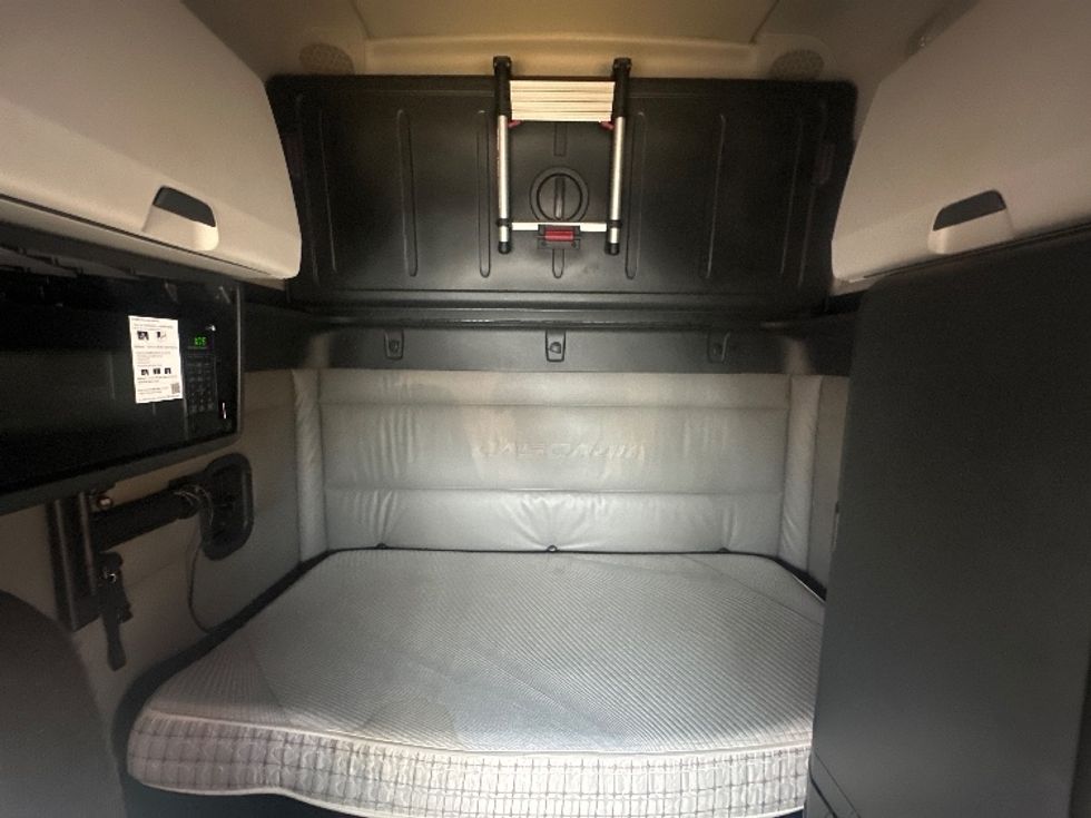 Sleeper Tractor-Heavy Duty Tractors-Freightliner-2022-T12664ST-Mississauga-ON-524,623\n\t\tkm-$ 107,250 - Image 17