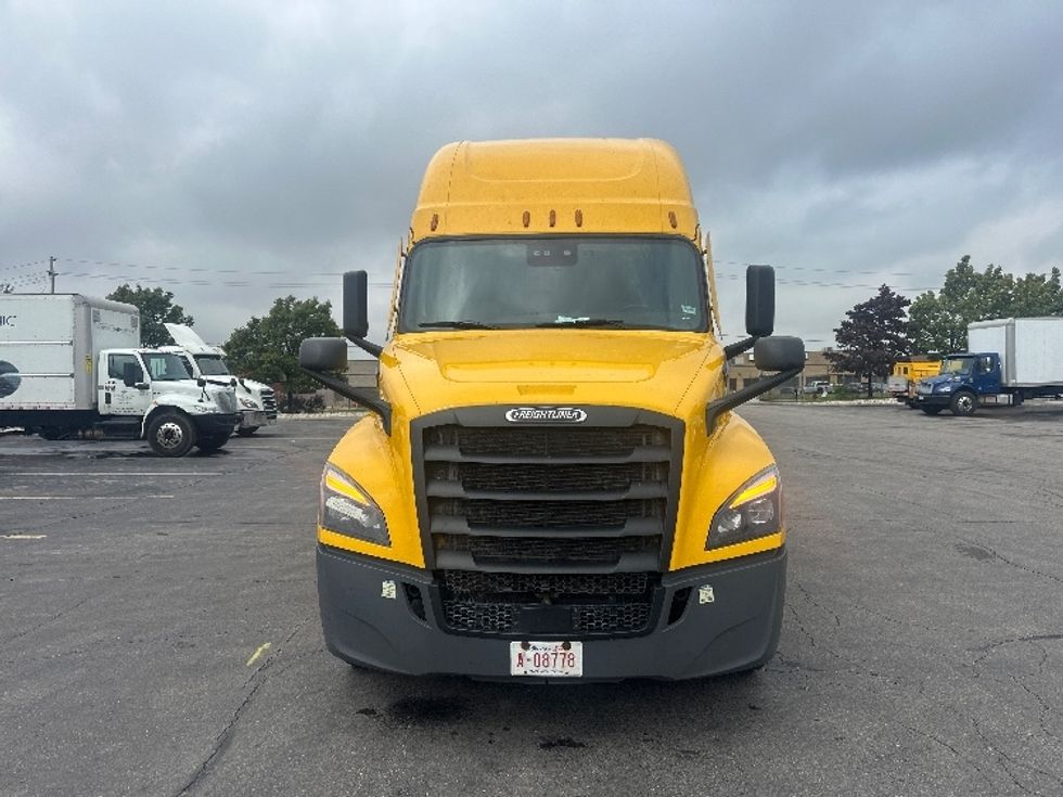 2022 Freightliner Cascadia 126" Sleeper Cab photo 2