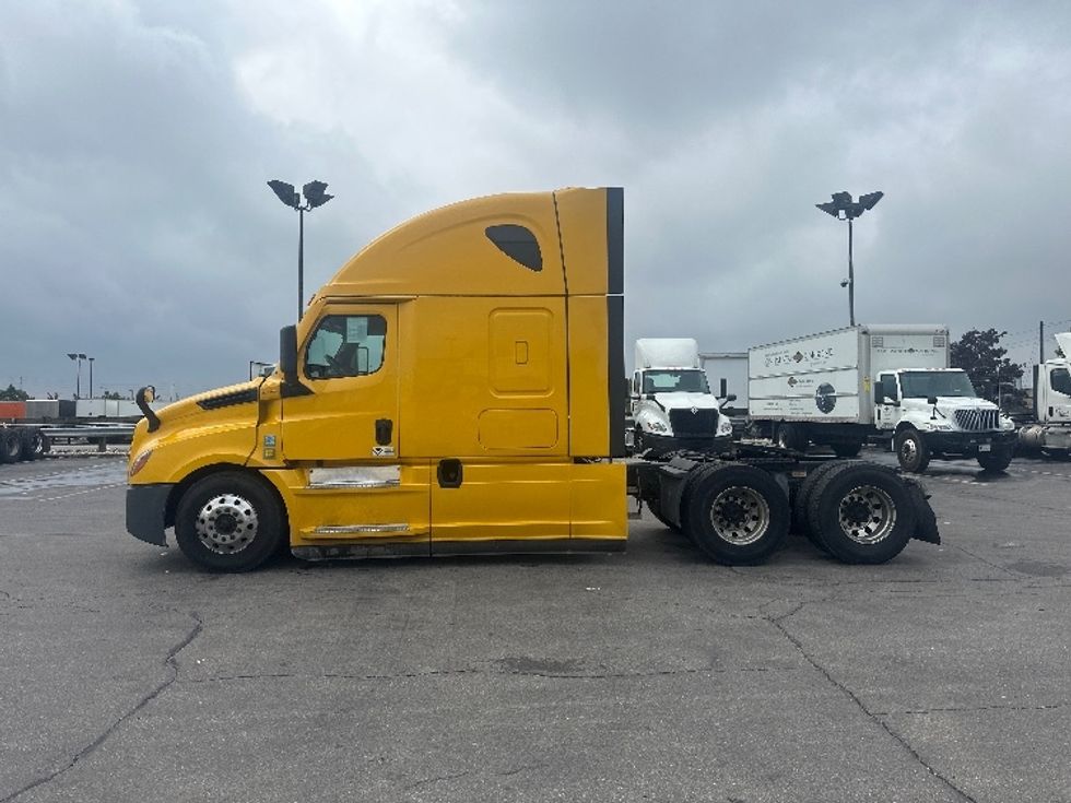 2022 Freightliner Cascadia 126" Sleeper Cab photo 4