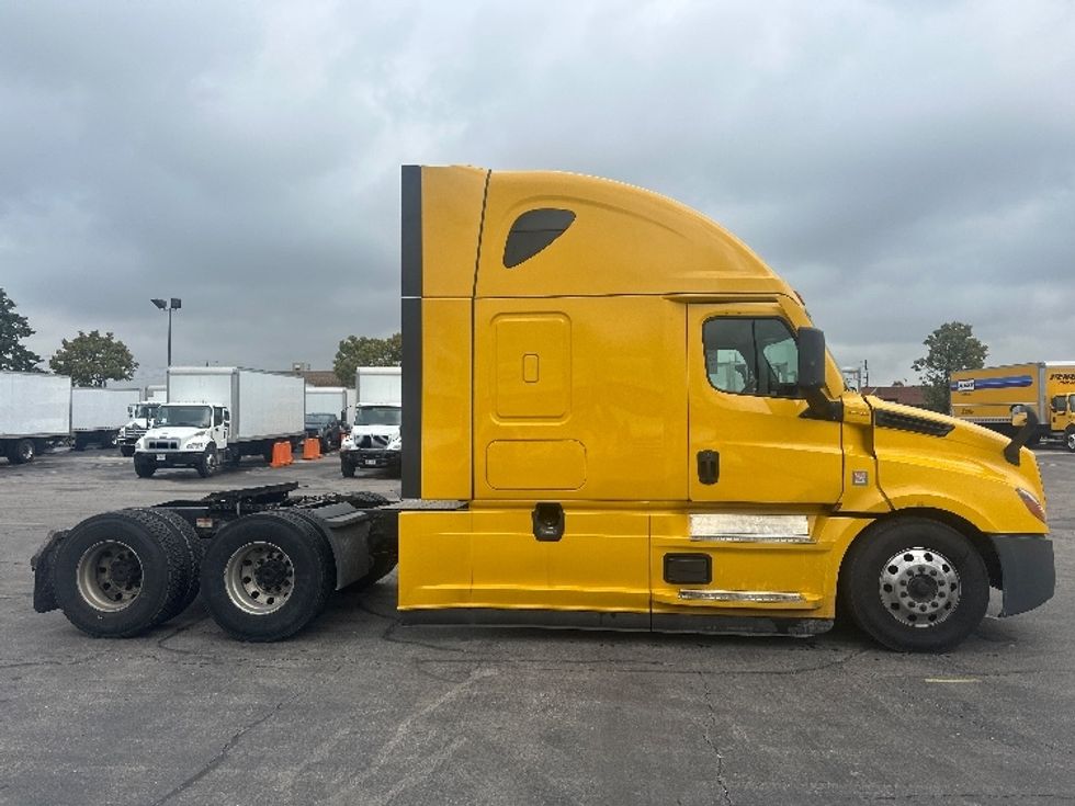 Sleeper Tractor-Heavy Duty Tractors-Freightliner-2022-T12664ST-Mississauga-ON-524,623\n\t\tkm-$ 107,250 - Image 8
