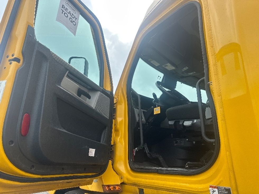 Sleeper Tractor-Heavy Duty Tractors-Freightliner-2022-T12664ST-Mississauga-ON-524,623\n\t\tkm-$ 107,250 - Image 9