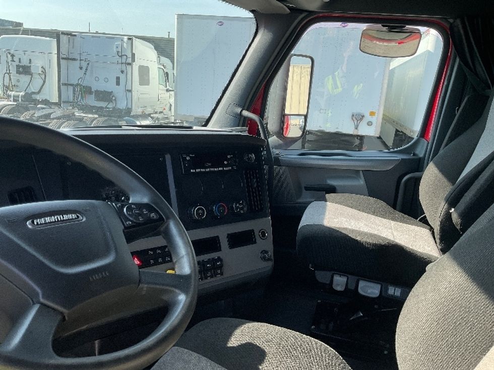 Sleeper Tractor-Heavy Duty Tractors-Freightliner-2022-T12664ST-Moberly-MO-386,547\n\t\tmiles-$ 80,750 - Image 10