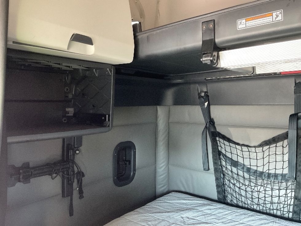 Sleeper Tractor-Heavy Duty Tractors-Freightliner-2022-T12664ST-Moberly-MO-386,547\n\t\tmiles-$ 80,750 - Image 19