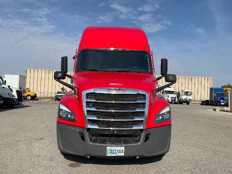 2022 Freightliner Cascadia 126" Sleeper Cab photo 2