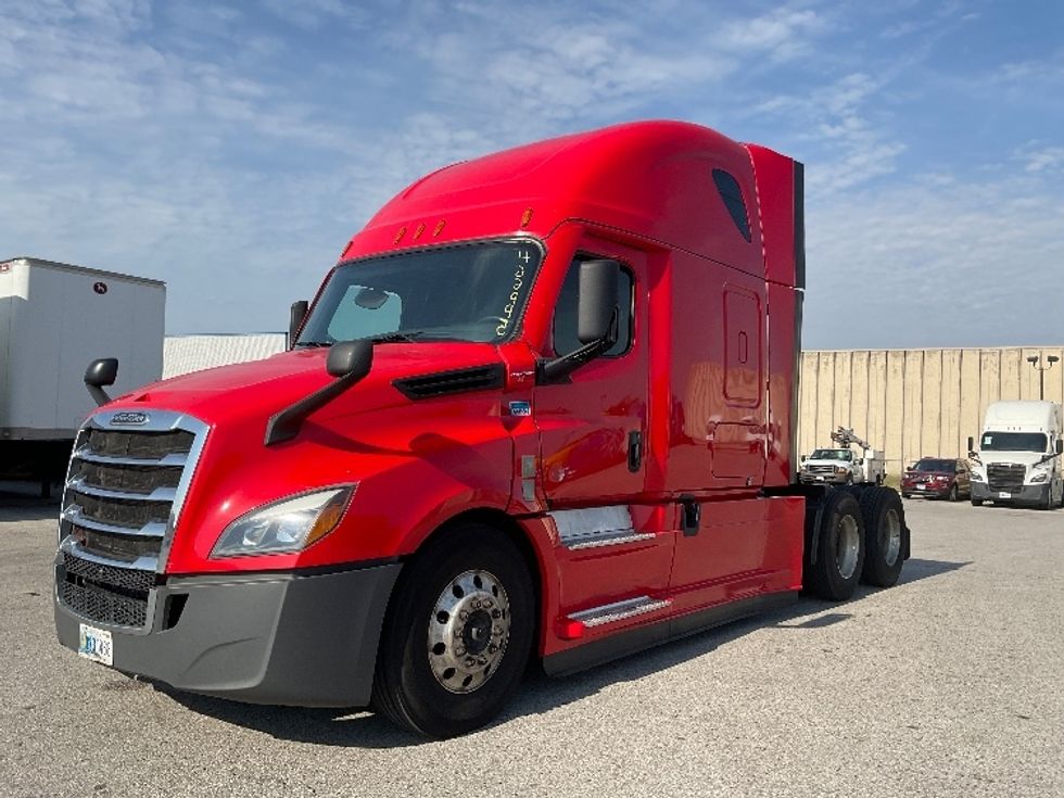 2022 Freightliner Cascadia 126" Sleeper Cab photo 3