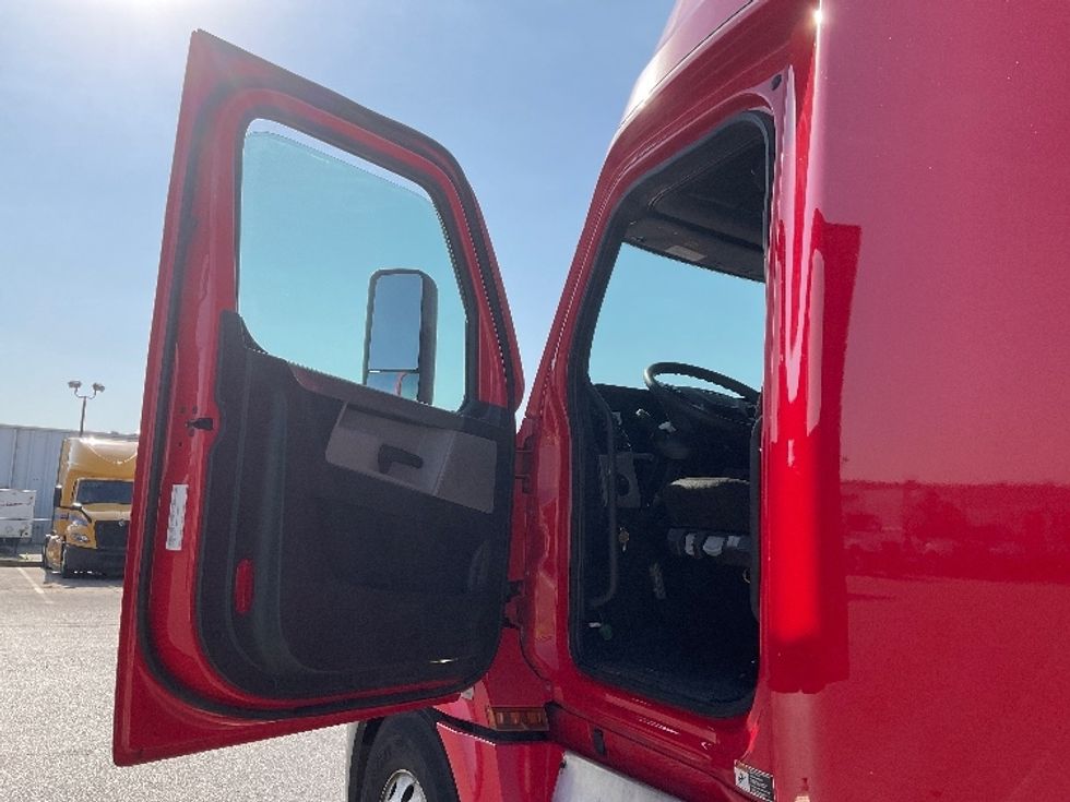 Sleeper Tractor-Heavy Duty Tractors-Freightliner-2022-T12664ST-Moberly-MO-386,547\n\t\tmiles-$ 80,750 - Image 9