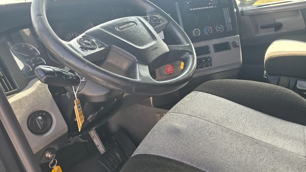 Sleeper Tractor-Heavy Duty Tractors-Freightliner-2022-T12664ST-Moberly-MO-508,438\n\t\tmiles-$ 69,750 - Image 10