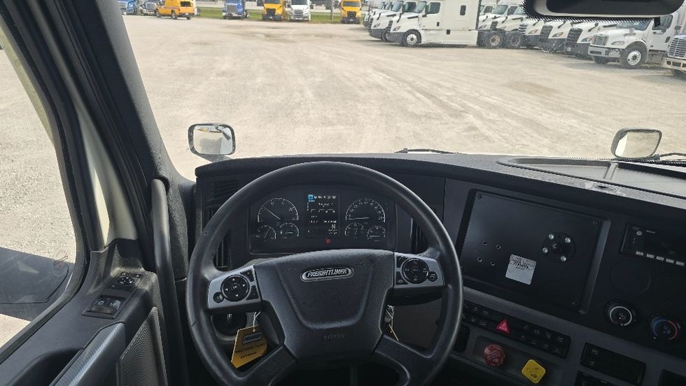 Sleeper Tractor-Heavy Duty Tractors-Freightliner-2022-T12664ST-Moberly-MO-508,438\n\t\tmiles-$ 69,750 - Image 11