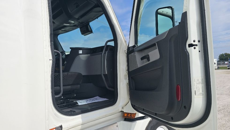 Sleeper Tractor-Heavy Duty Tractors-Freightliner-2022-T12664ST-Moberly-MO-508,438\n\t\tmiles-$ 69,750 - Image 13